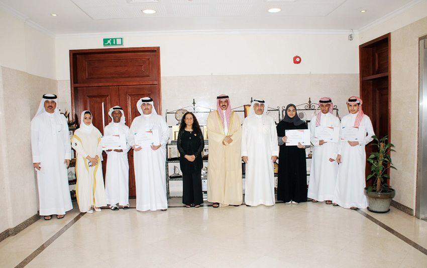 وزير التربية يكرم طلبة البحرين المشاركين في المعسكر الخليجي لتوظيف الذكاء الاصطناعي