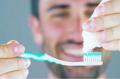 أطباء الأسنان يحذرون استخدام هذا النوع من المعاجين
