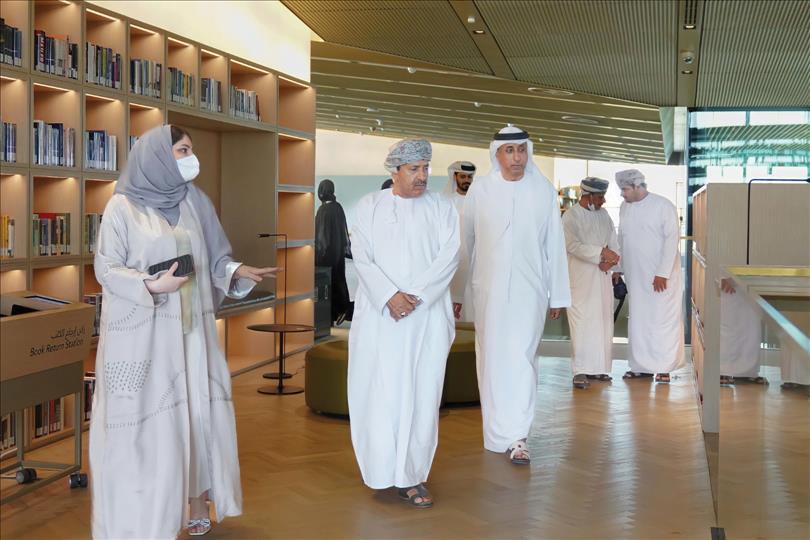 وفد عماني يطلع على تجربة «بيت الحكمة» في الشارقة بمجال المكتبات' 