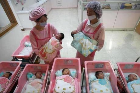 الصين تعلن إجراءات جديدة لتشجيع الأسر على إنجاب مزيد من الأطفال