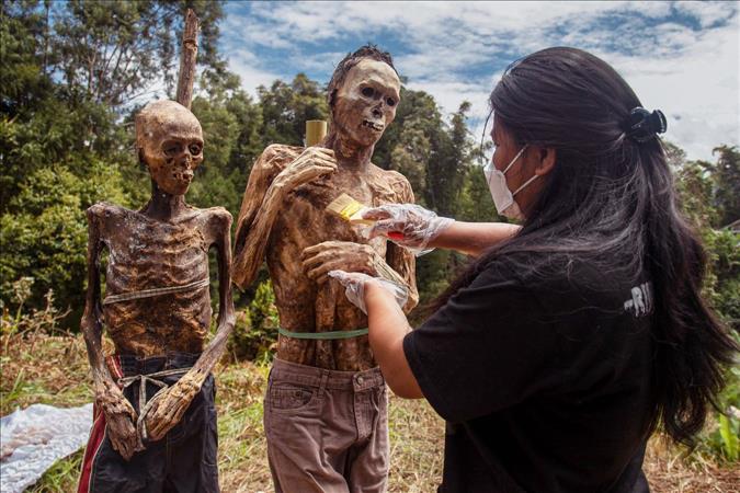 'مانيني'.. احتفال إندونيسي لتكريم الموتى بإخراجهم من القبور وإلباسهم الثياب' 