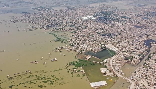 Pakistanis Fence Up Against Floods | MENAFN.COM