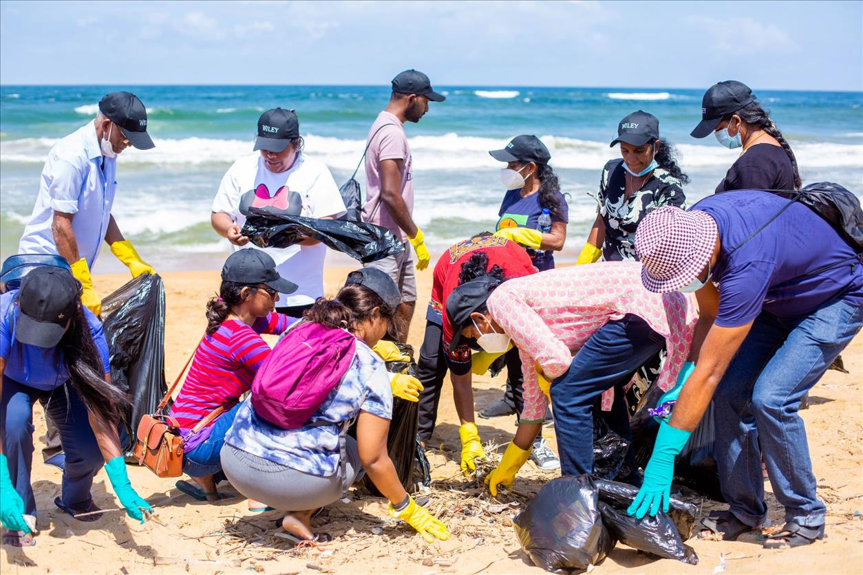 Wiley Sri Lanka Employees Indulge In Beach Cleanup Activity | MENAFN.COM