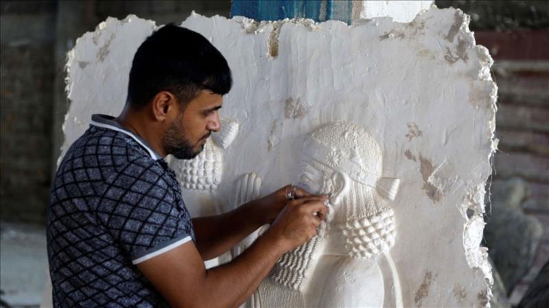 النحت 'يعيد إنشاء ما هُدم' في الموصل بجداريات تحكي تاريخ العراق' 
