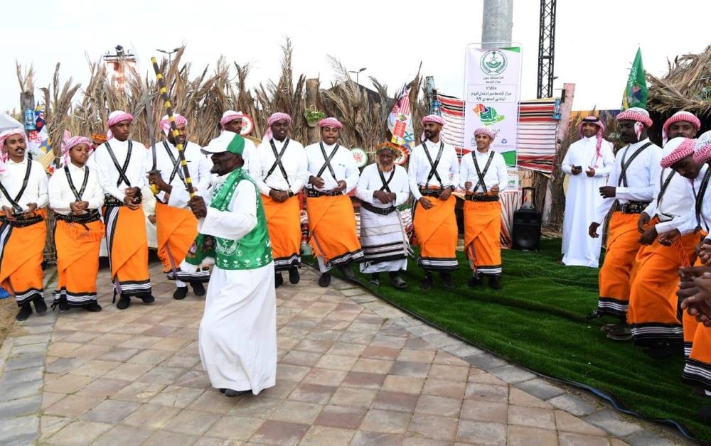 آلاف الزوار يستمتعون بفعاليات اليوم الوطني 92 في سما أبها - جريدة الوطن السعودية