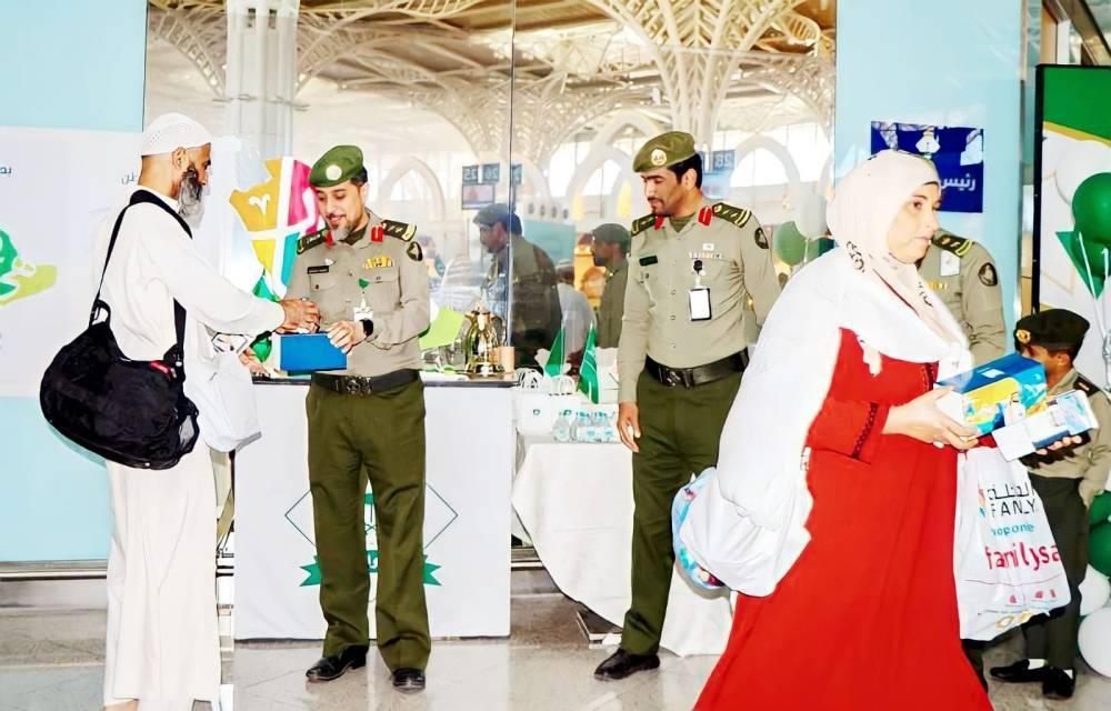 جوازات مطار المدينة تستقبل المسافرين بالهدايا بمناسبة اليوم الوطني