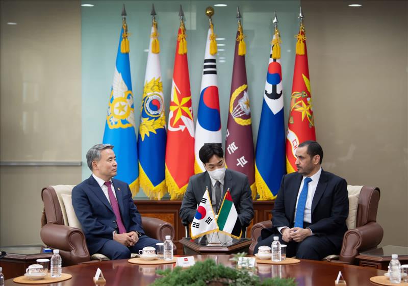 الظاهري يلتقي وزير الدفاع الكوري ويترأس اجتماعات لجنة التعاون العسكري بين البلدين' 