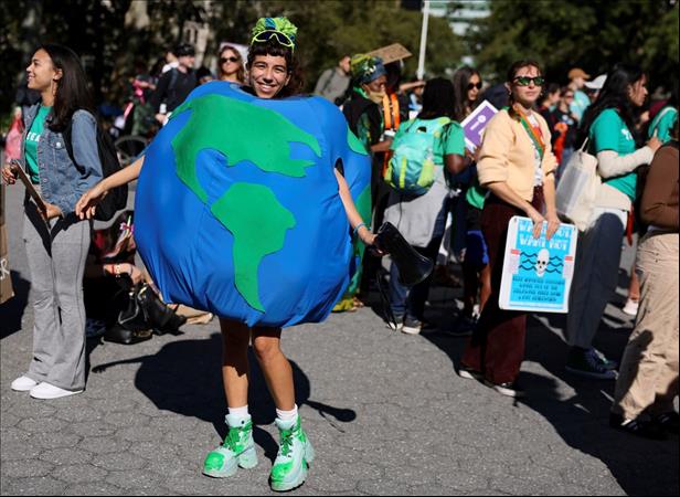 احتجاجات لأنصار البيئة في أنحاء العالم قبل قمة المناخ' 