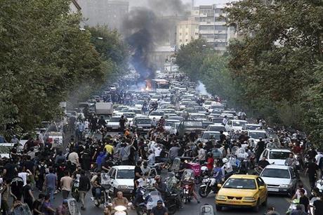 تظاهرات ليلية غاضبة تهز طهران