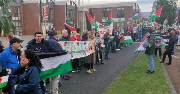 ​إيرلندون يستقبلون منتخب الاحتلال برفع أعلام فلسطين (شاهد)