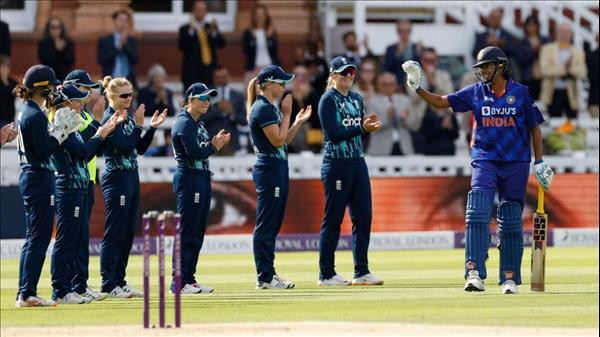 Jhulan Receives Guard Of Honour From England Players