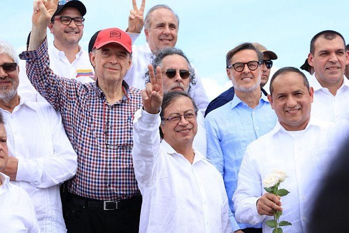 Venezuelans - Colombians Celebrate The 'Historical' Reopening Of Border