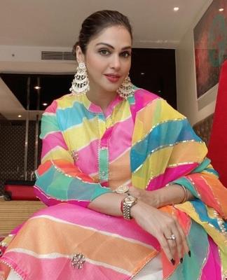  Isha Koppikar Briefs About Relevance Of Different Colours In Navratri 