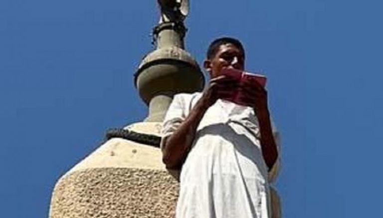 شاب مصري يتسلق مئذنة مسجد ويخطب في الناس