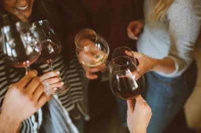  Binge Drinking May Up Covid Infection Risk In Young Women 