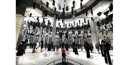 متحف ميتروبوليتان في نيويورك يفتتح معرضا لمصمم الأزياء كارل لاجرفيلد