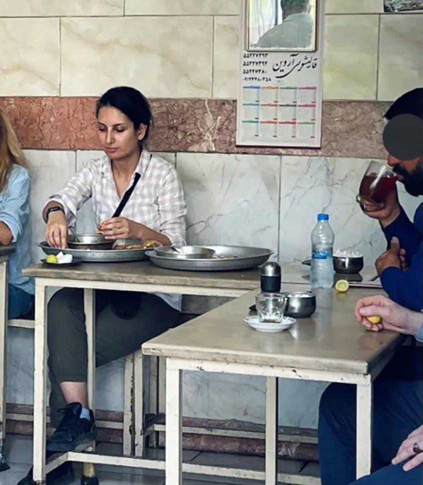إيران.. اعتقال امرأة لتناولها الطعام بمطعم دون حجاب