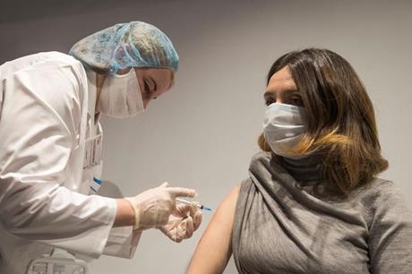 روسيا تشهد انخفاضا في عدد الإصابات بفيروس كورونا