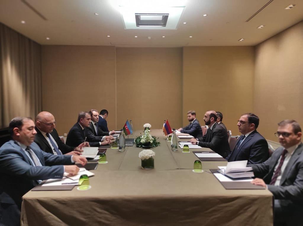 Azerbaijani, Armenian Fms Negotiate Draft Peace Deal In Geneva