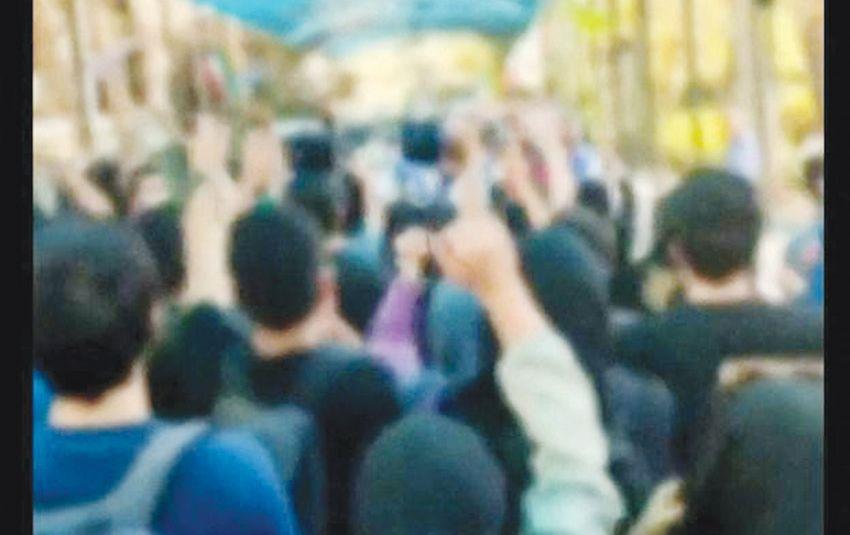طلاب إيرانيون محتجون يهتفون: هذه بداية ثورة