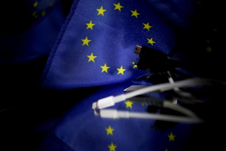 EU lawmakers impose single charger for all smartphones