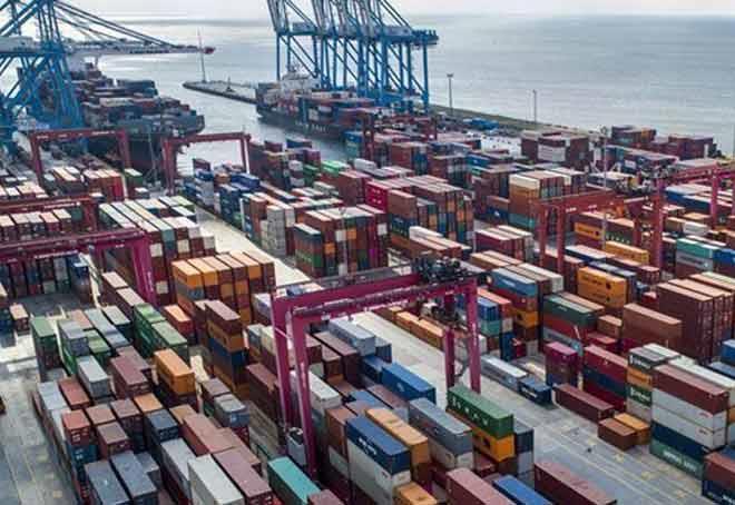 Indian Exports Shrink By 3.25% In Sept, Imports Rise By 5.44%
