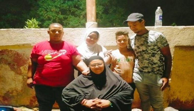 مصرية تعود لأسرتها بعد 45 عاما.. خرجت طفلة وعادت أم لـ5 أبناء