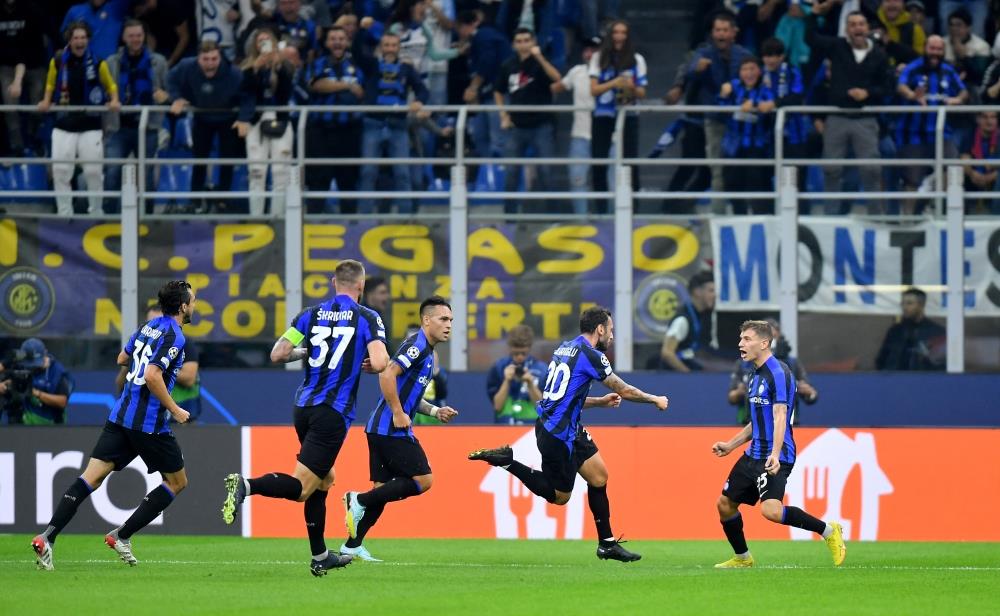 Inter Strikes 1St Blow In CL Fight For 2Nd With Barcelona