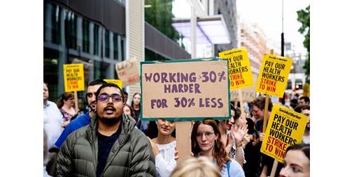 ممرضون بريطانيون يقترعون على أكبر إضراب في أكثر من 100 عام