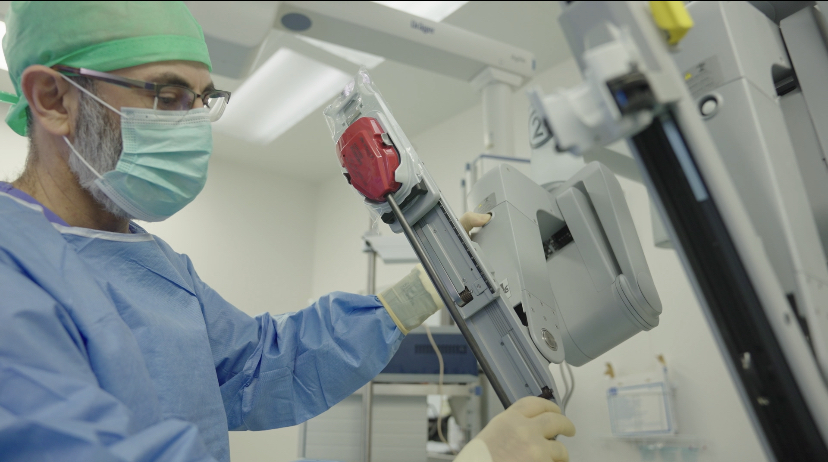 مدينة الشيخ شخبوط الطبية توسّع خدمات الجراحة الروبوتية لتشمل علاج الأمراض النسائية