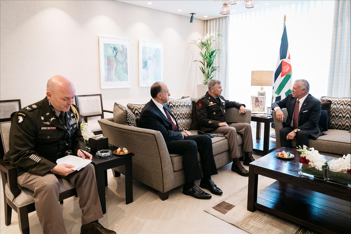 King Meets US, UK Defence Officials In Aqaba
