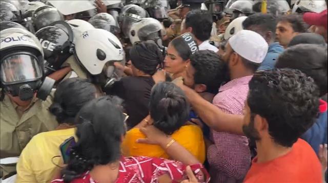 Police Obstruct Joint Protest Staged In Colombo