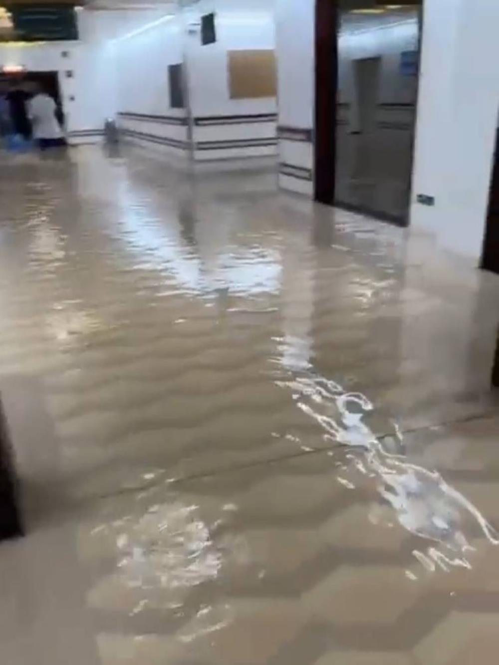 تأثر مستشفى الحرس بجدة بالأمطار وبيان ينفي توقف تقديم الخدمات للمرضى
