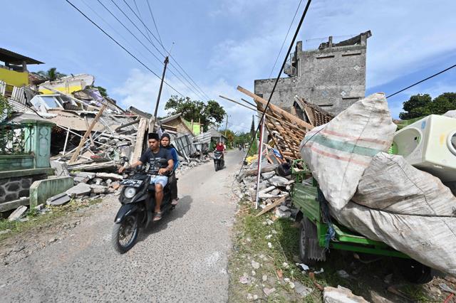 Indonesia Quake Survivors Appeal For Supplies As Rain Hampers Rescue