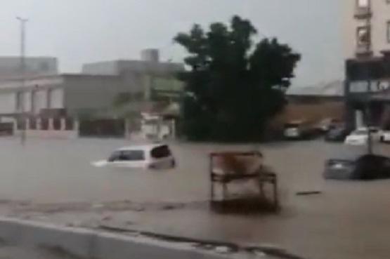 فيديوهات.. مشاهد مروعة بسبب السيول بجدة