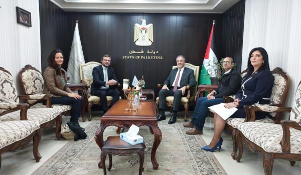 الوزير عساف يستقبل سفير الدنمارك لدى فلسطين