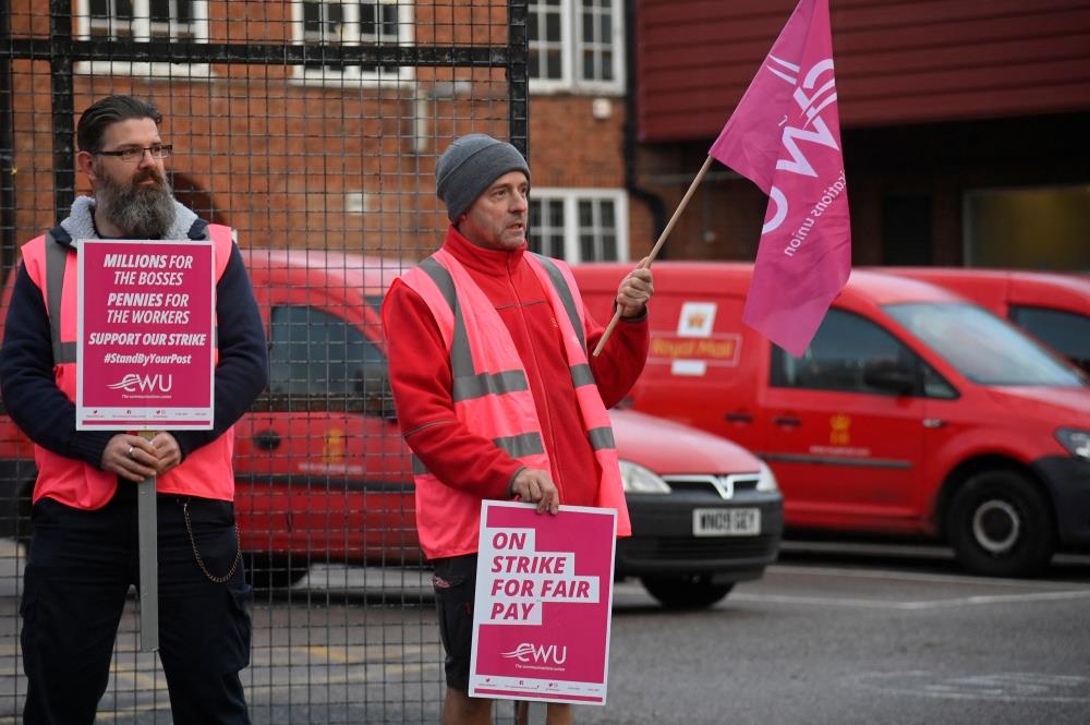 UK University Staff, Scottish Teachers, Postal Workers Begin Walkouts