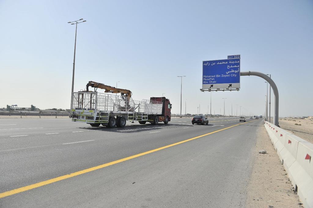 شرطة أبوظبي : منع دخول الشاحنات وحافلات نقل العمال في يوم الشهيد و عيد الاتحاد الـ51' 