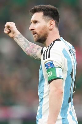  Messi, Fernandez Goals Guide Argentina To A 2-0 Win Over Mexico 