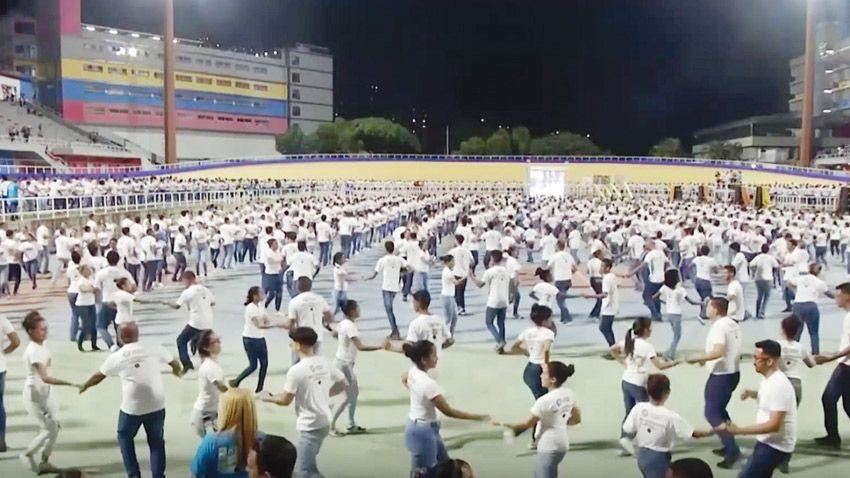 أكثر من ألفي شخص يؤدون رقصة جماعية في كاراكاس