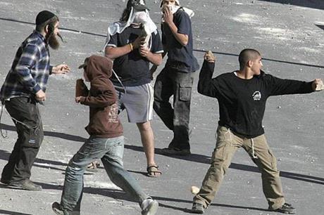 إصابات فلسطينيين جراء اعتداء مستوطنين في الخليل