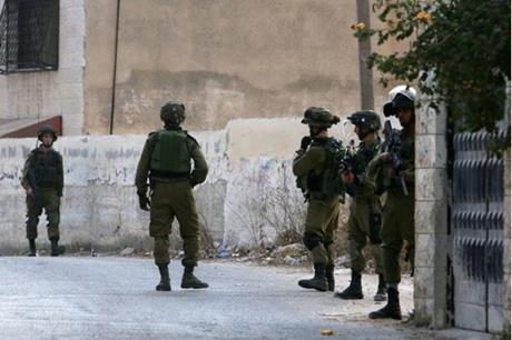 الاحتلال يعتقل ثلاثة فلسطينيين من طولكرم