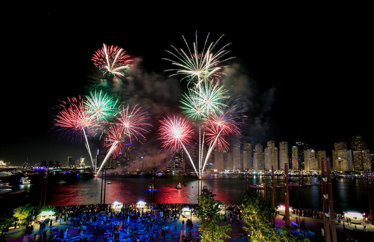 دبي تحتفل بعيد الاتحاد الـ 51 بمجموعة من الأمسيات الغنائية وعروض الألعاب النارية'