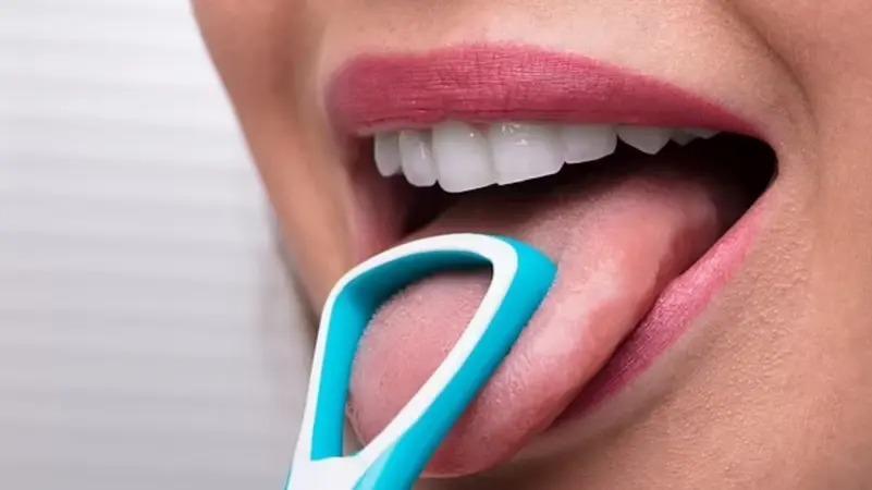 (كشط اللسان) .. هل حقاً يفيد صحة الفم والأسنان؟