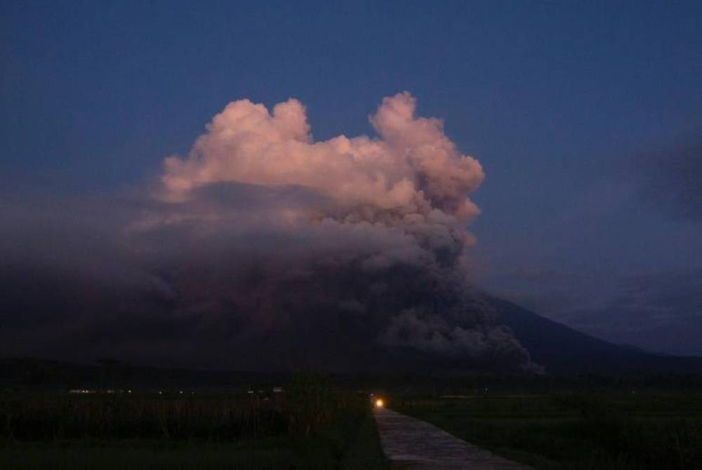 Japan Agency Warns Of Tsunami After Indonesia Volcano Eruption