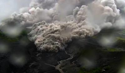  Indonesia's Semeru Volcano Erupts, Residents Evacuated 