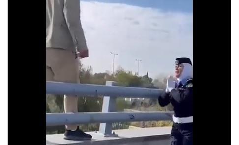 شرطية أردنية تثني شابا عن إلقاء نفسه - فيديو