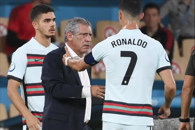 مدرب البرتغال يُعلق على أنباء انتقال رونالدو للنصر السعودي'