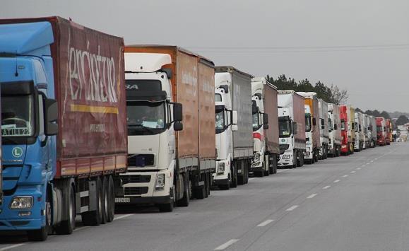 النقل تشكل لجنة لدراسة مشاكل أصحاب الشاحنات