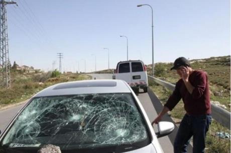 مستوطنون يهاجمون مركبات الفلسطينيين في نابلس